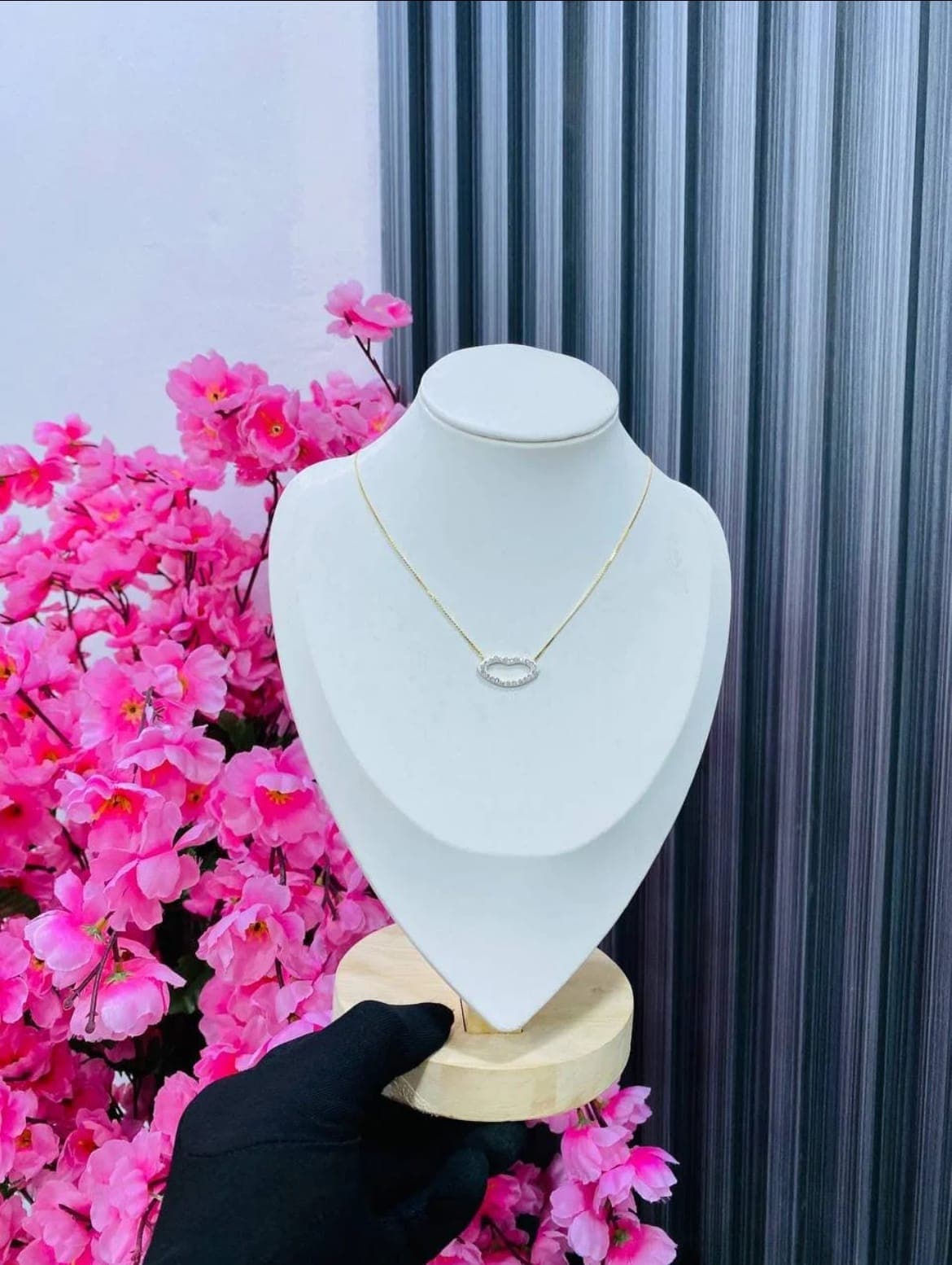 Simple female necklace