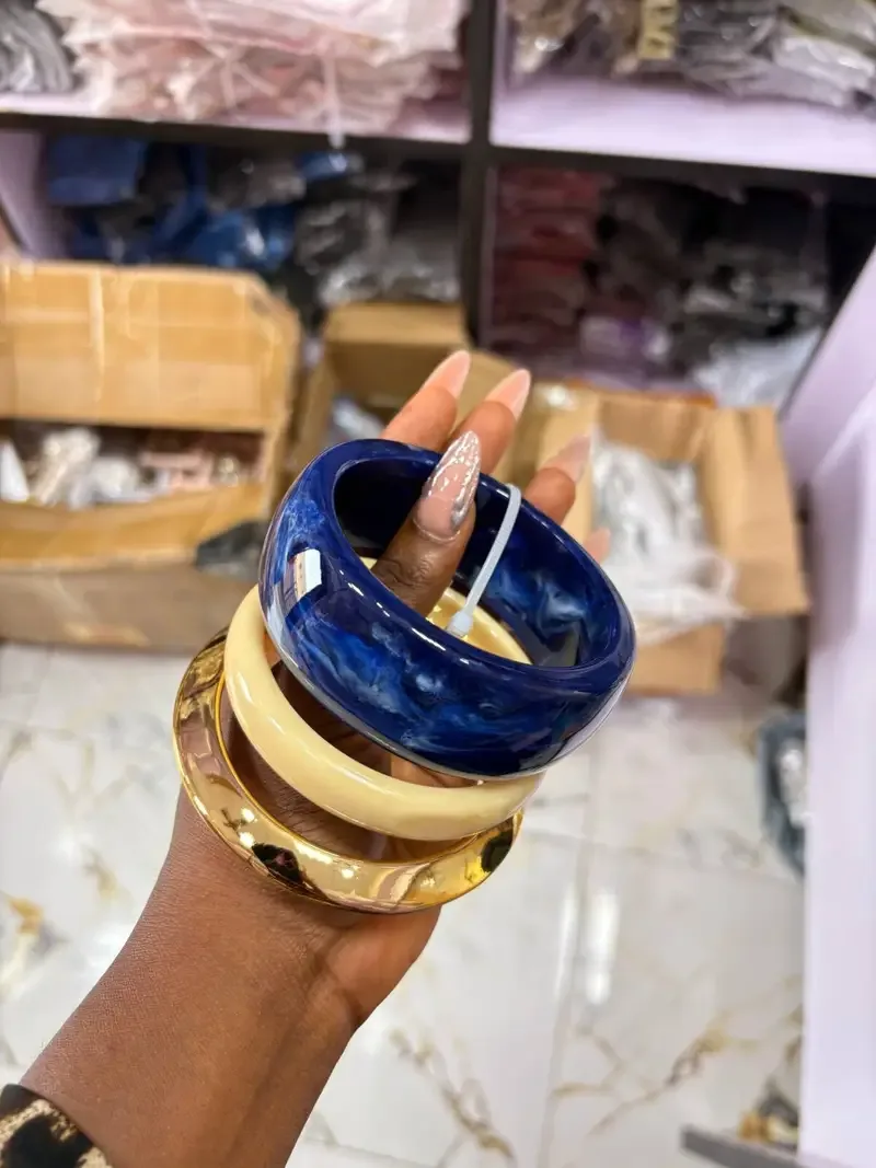 Set acrylic bangle